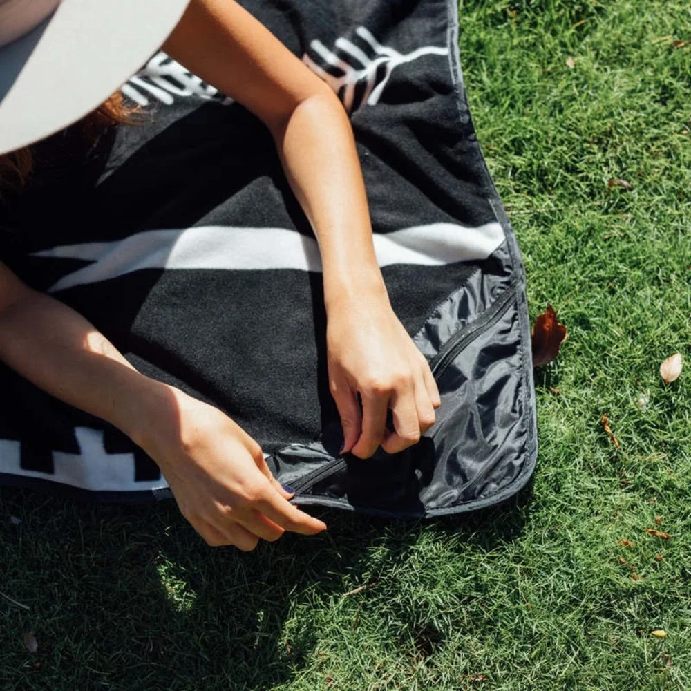 SLOWTIDE JERICHO FLEECE CAMP BLANKET TRIBAL PRINT IN BLACK AND WHITE NWOT
